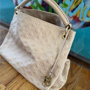 Louis Vuitton Cream Textured Shoulder Bag with Gold Accents